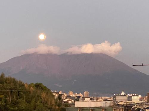桜島にかかる雲と月2023:11:27