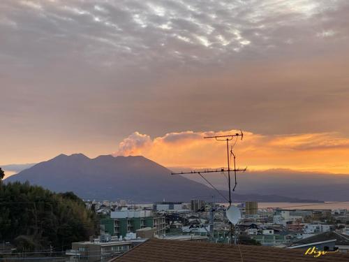 朝焼けの中を流れる噴煙2024:02:16